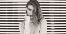 black and white female model 212 1250 950
