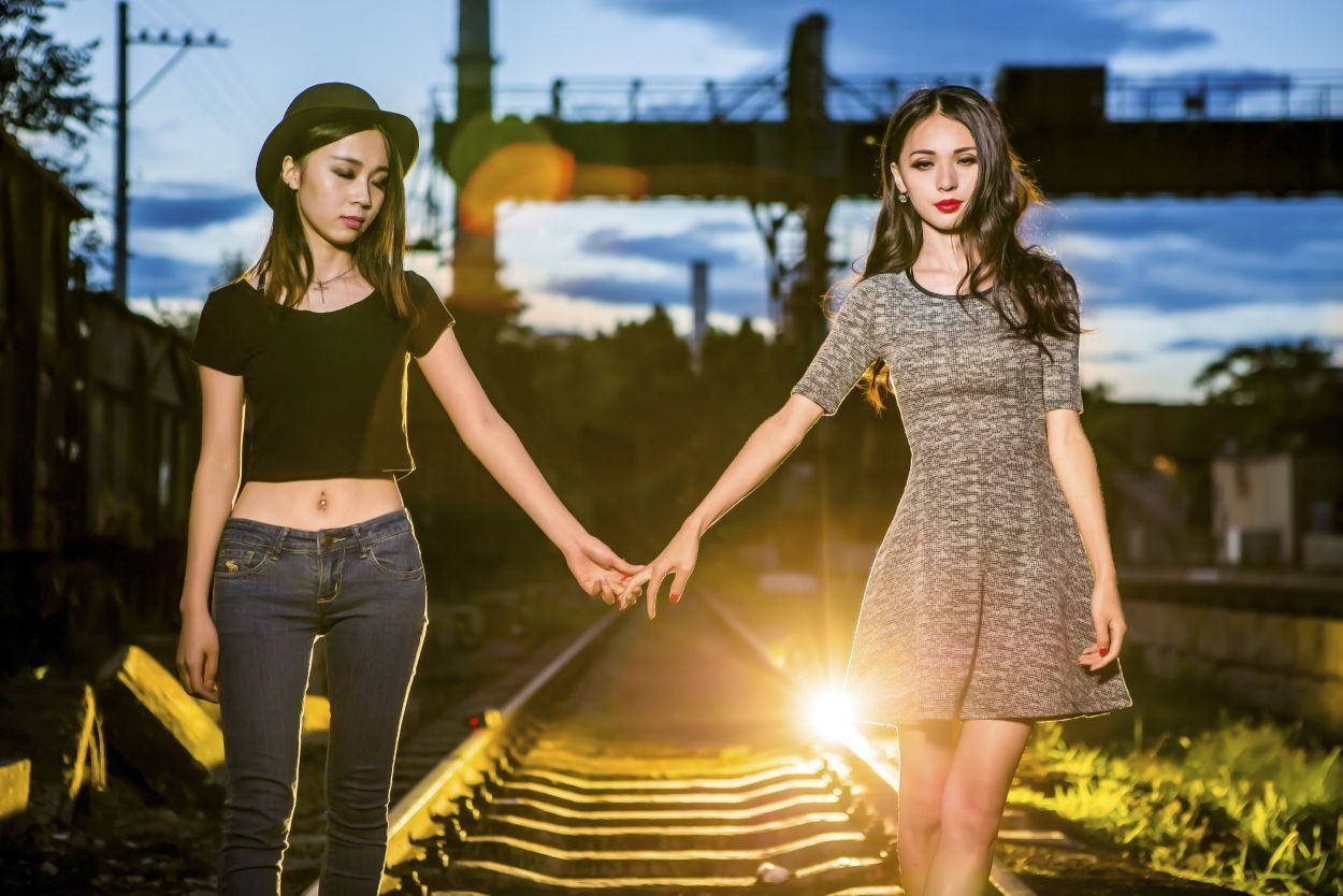 portrait photography two girls 227 1250 950